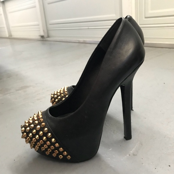 Heels with gold pin - Picture 2 of 6